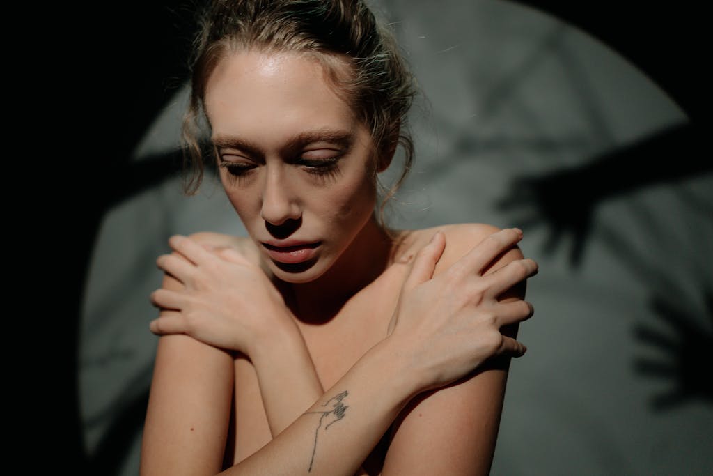 A krónikus szorongás és az elnyomott érzések szimbolikus ábrázolása.