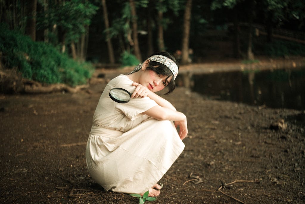 Megfigyelő tudatossági szint: egy nő, aki figyeli saját gondolatait és érzelmeit.